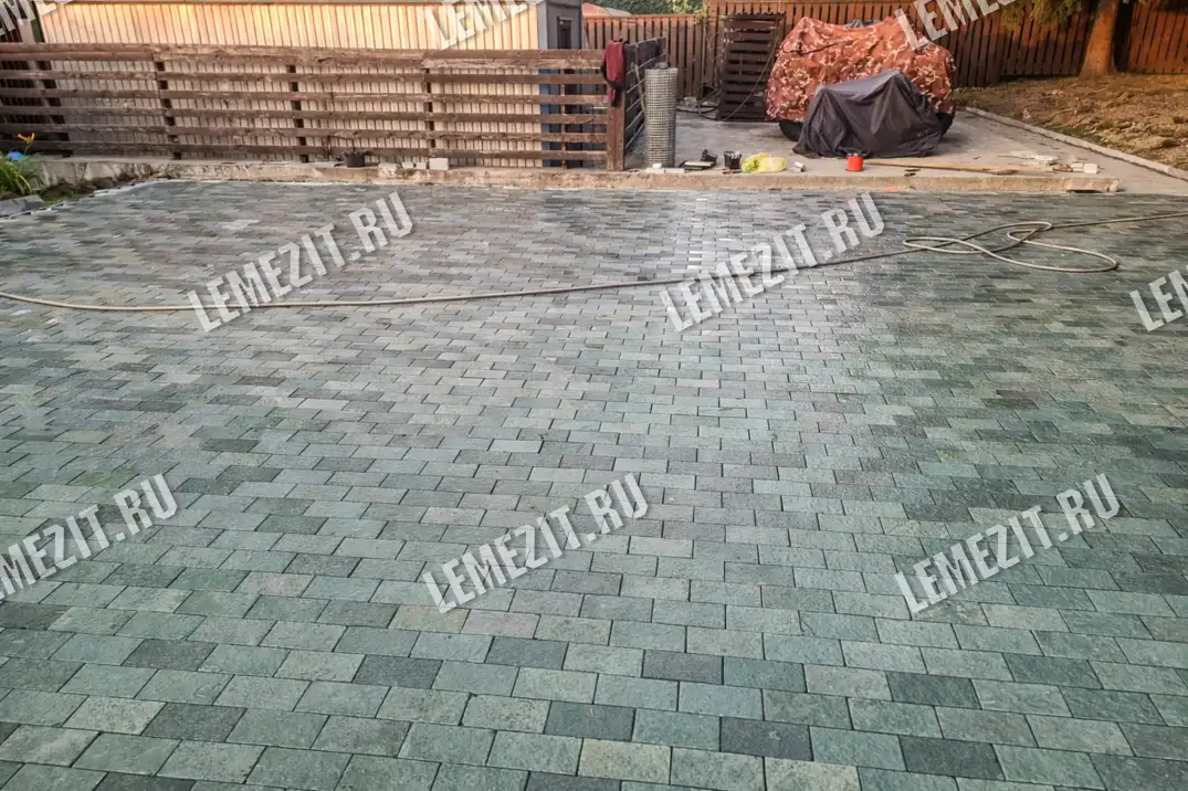 мощение двора серо-зелёной пиленой брусчаткой из натурального камня лемезита